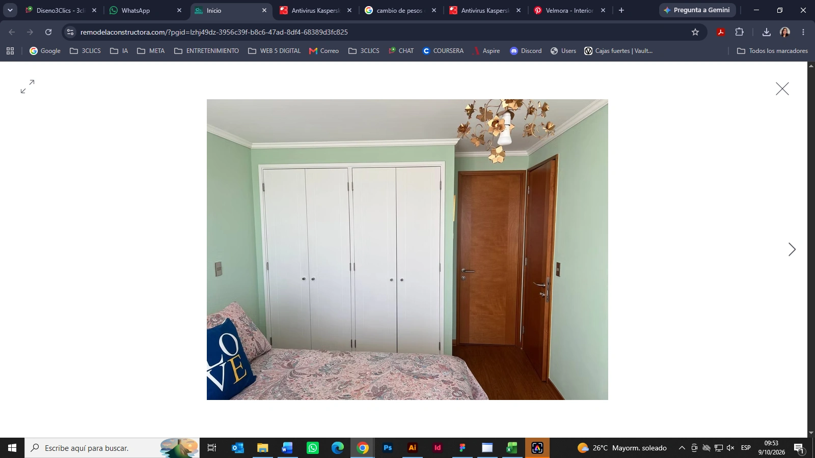 Remodelación de dormitorio con clóset blanco y muros verdes