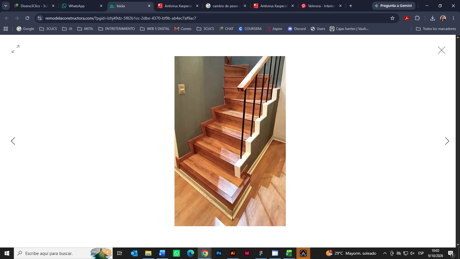 Terminaciones de escalera de madera con baranda negra